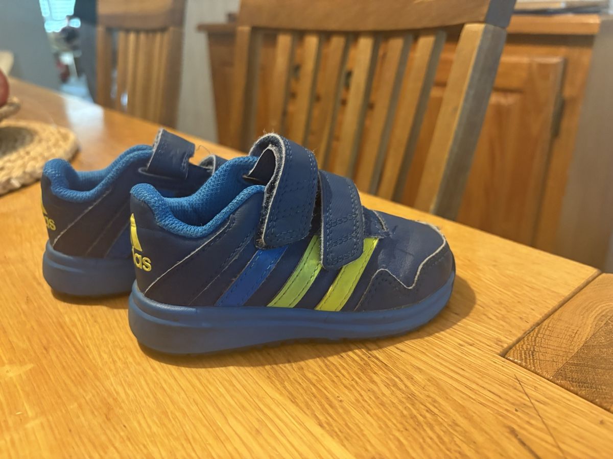 Adidas Scarpe per ragazzi: Chaussures enfant Adidas taille 21 – Usato da Attalens venduto da Skorpionica 1