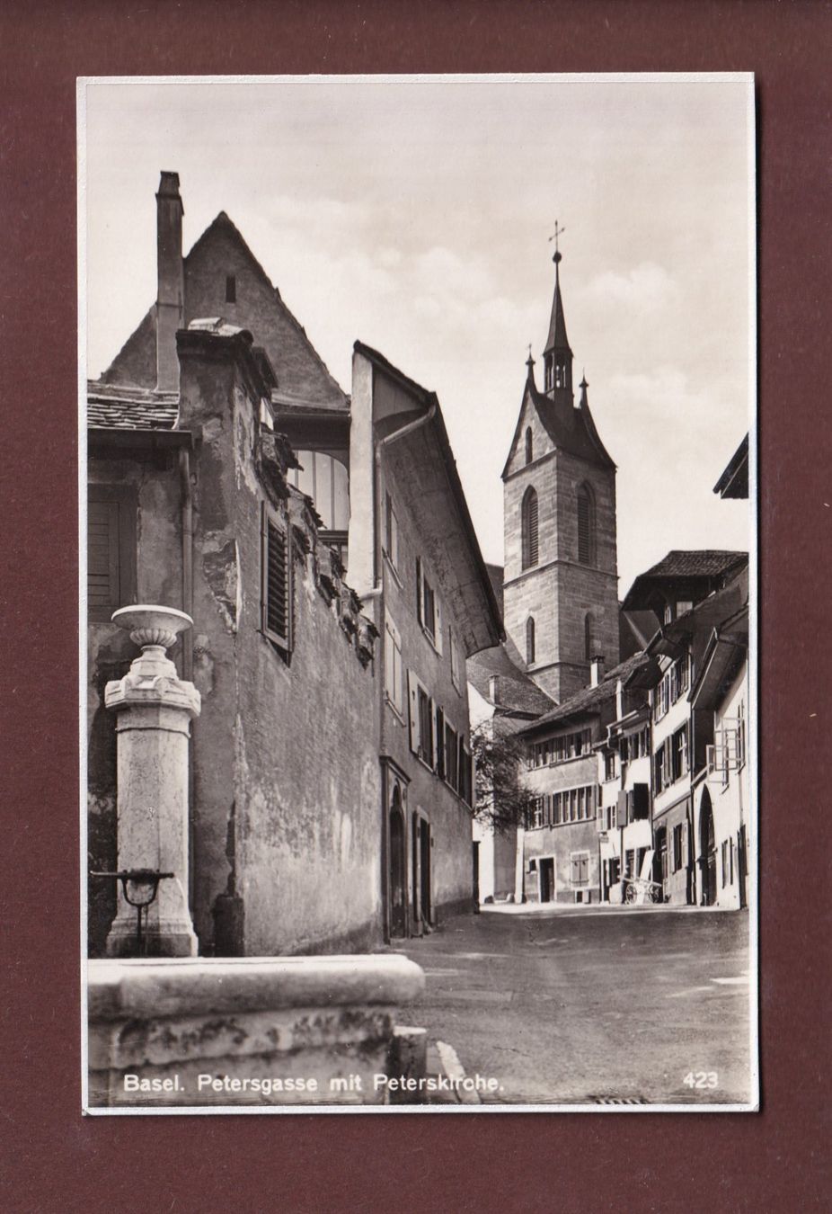 Cartoline postali: BASEL - Petersgasse und Kirche – Usato da Pully venduto da nicecards