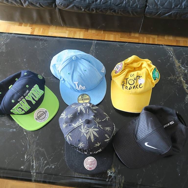 Copricapi, berretti & cappellini: Divers Casquettes à 3francs l'unité – Usato da Neuchâtel venduto da Mimijamet