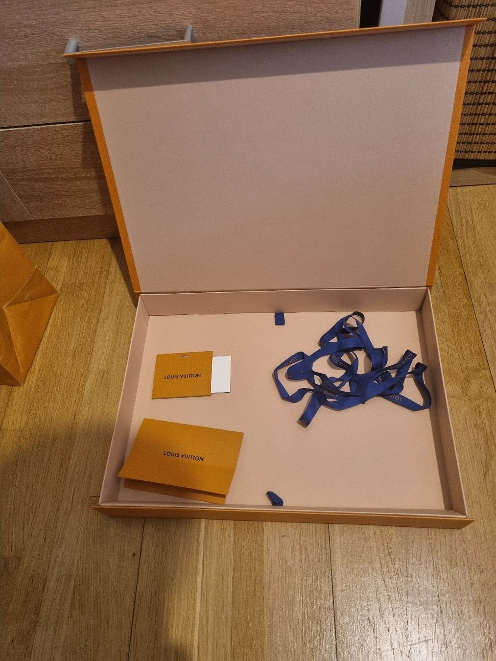 Louis Vuitton Sonstige Dekorationen & Accessoires: Louis Vuitton box set - Box + Bag + Card – Gebraucht aus Genève von dge_geneva 3