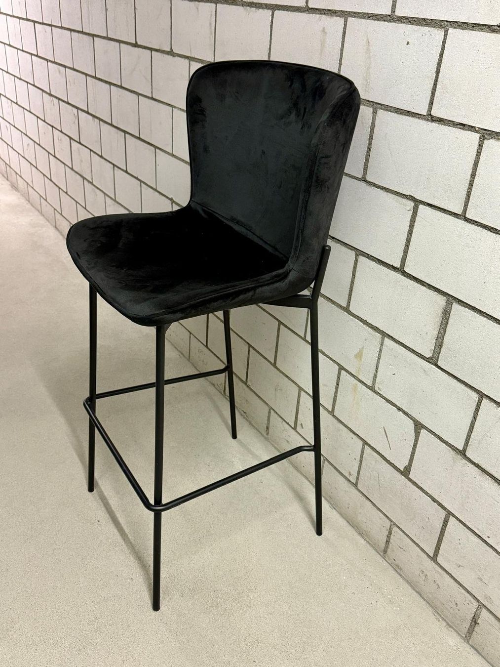 Livique Hochstühle: Hochstuhl/Barhocker samt schwarz – Gebraucht aus Wettingen von GrunderM
