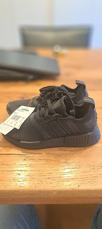 Chaussures hommes: Adidas NMD R1 Junior Grösse 35.5 – D'occasion à Brunnen par Rodge
