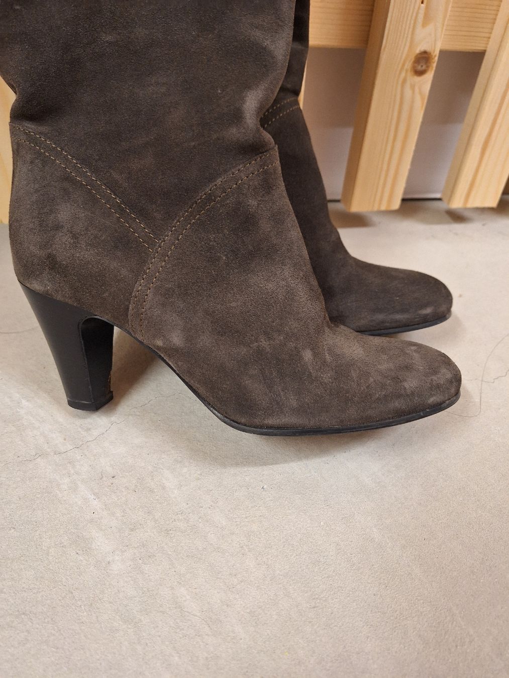 Scarpe da donna: Suede boots – Usato da Cham venduto da Drukkerij 1