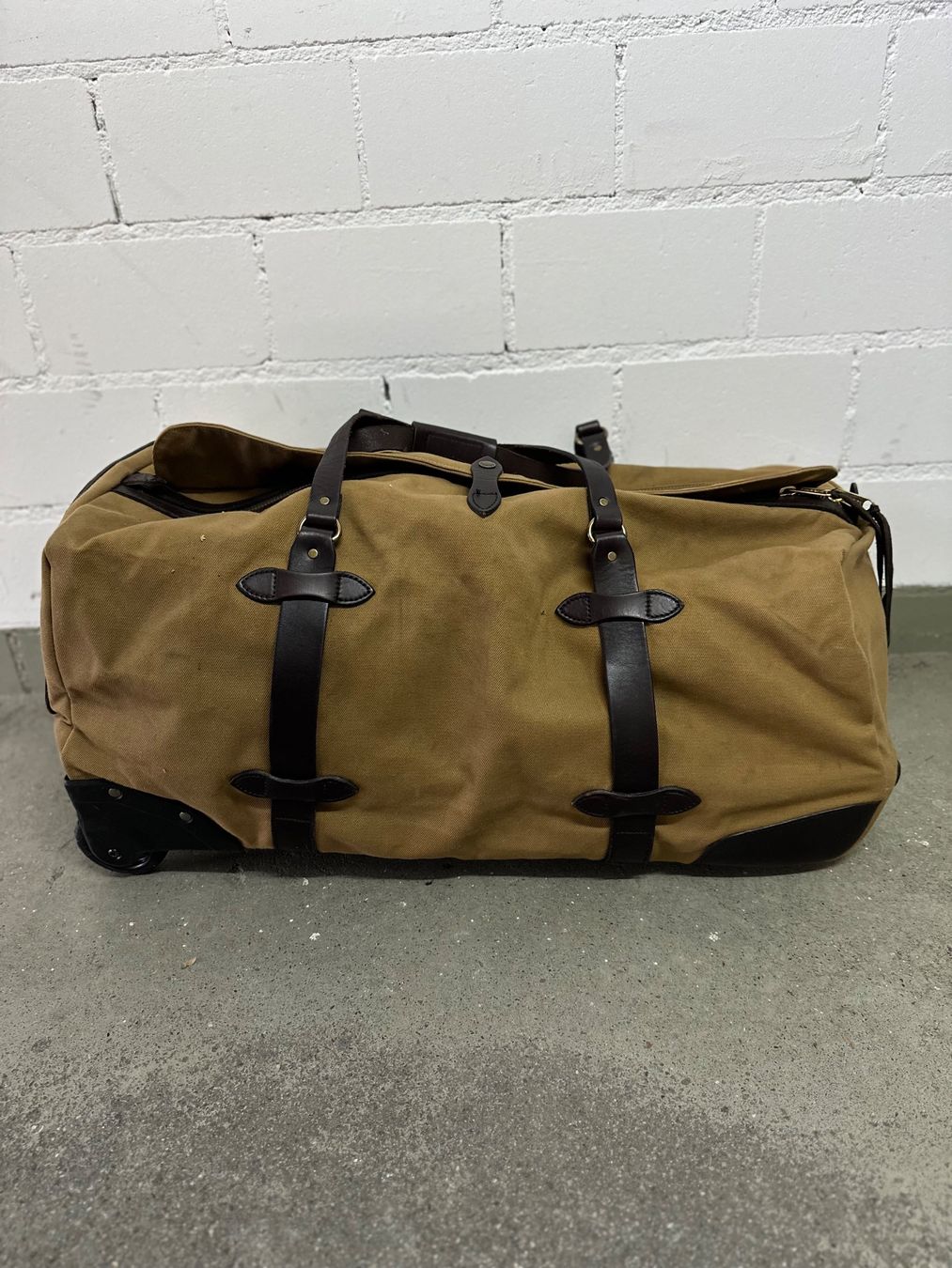 Valigie: Filson Rolling Duffle Bag - Size Large - Dark Tan – Usato da Luzern venduto da sca_m7cs