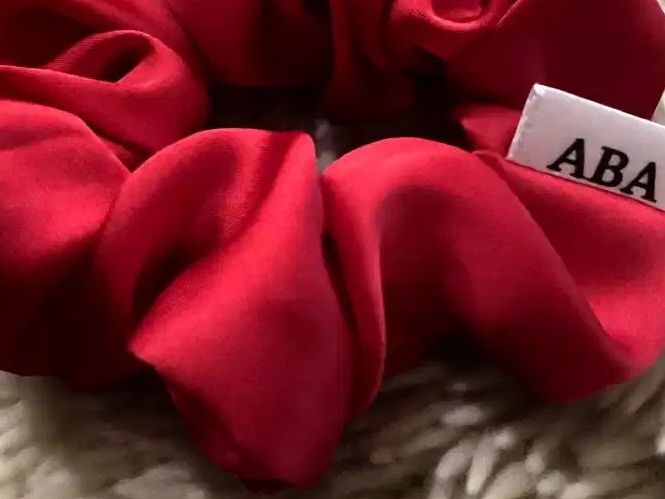 Haarschmuck: Rotwein Seide Scrunchie - Handgemachtes - Neu! – Neu und originalverpackt aus Vals von ABA-Atelier 3