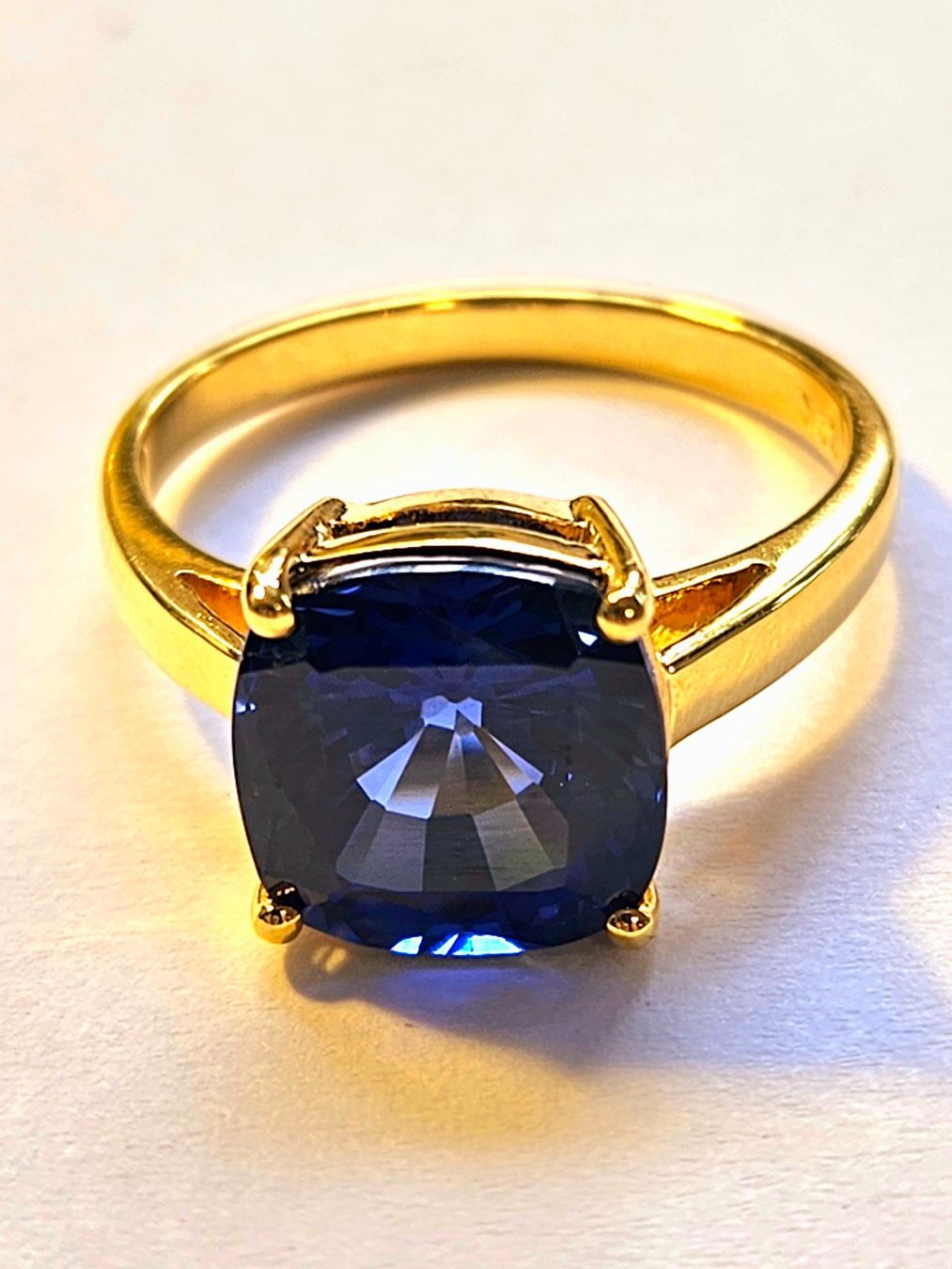 Anelli: Goldring mit grossem, blauem Safir – Nuovo e nell'imballaggio originale da Zürich venduto da adriben 7