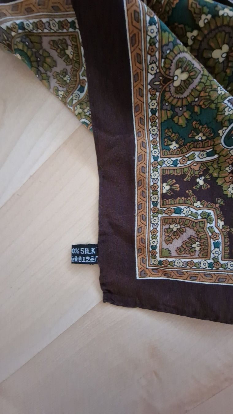 Foulard & Sciarpe: Seidenfoulard 98x101cm – Usato da Winterthur venduto da Mmondeo 1