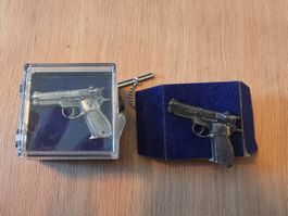 2x Miniatur-Pistolenbrosche / Sammler-Anstecker vintage