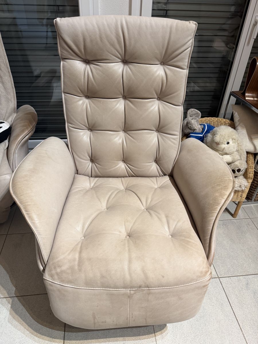 Natuzzi Poltrone: Drehsessel Leder hellbeige mit Knopfheftung gebraucht – Usato da Dietlikon venduto da Salentina53 1