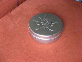 runde, silbrig farbige Edelweiss Air Blechdose
