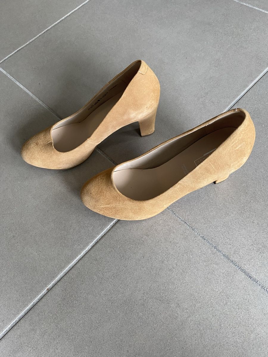 Scarpe da donna: Escarpins élégants en daim camel – Usato da Genève venduto da TheMattiBoutique 2