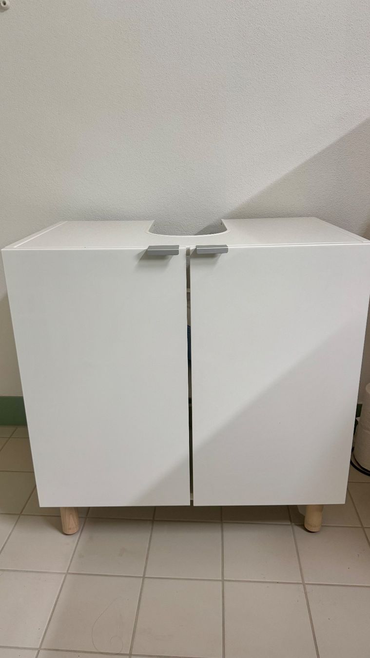 Ikea Installations & Meubles: Waschbeckenunterschrank weiss mit Holzbeine – D'occasion à Zürich par Kaffimagi