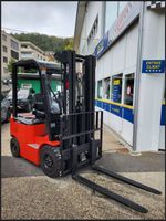 ELEVATEUR neuf 1800 KG H 4,8 m LI-ION chargeur 220V intégré