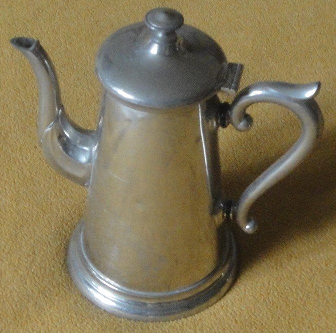 Teiere: ALTE ELEGANTE KAFFEE oder TEEKANNE – Usato da Bern venduto da Mekongbeach