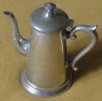 ALTE ELEGANTE KAFFEE oder TEEKANNE