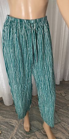 MUST HAVE - stylische/leichte Hose, grün/weiss, M
