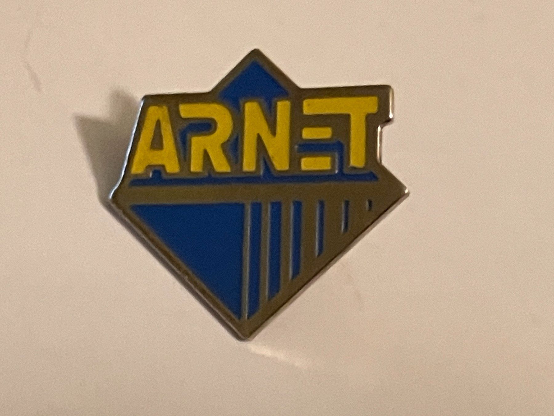 Placchette & Badge: 1 Pin Arnet – Usato da Basel venduto da djwwpp
