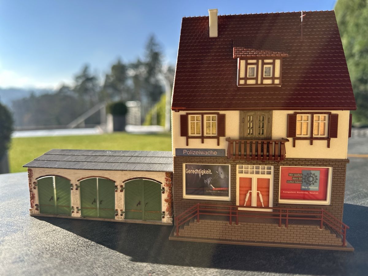 Vollmer Modellini di ferrovie: Vollmer 43763 Polizeiwache mit Garage – Usato da Lupsingen venduto da New-Haven 1