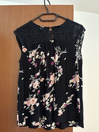 Schwarzes Top mit Blumenmuster, Grösse 36