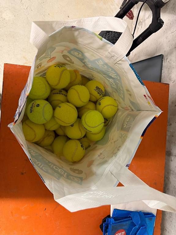 Palloni: Tennisbälle und leere Dosen – Usato da Möriken AG venduto da Doris5103 1