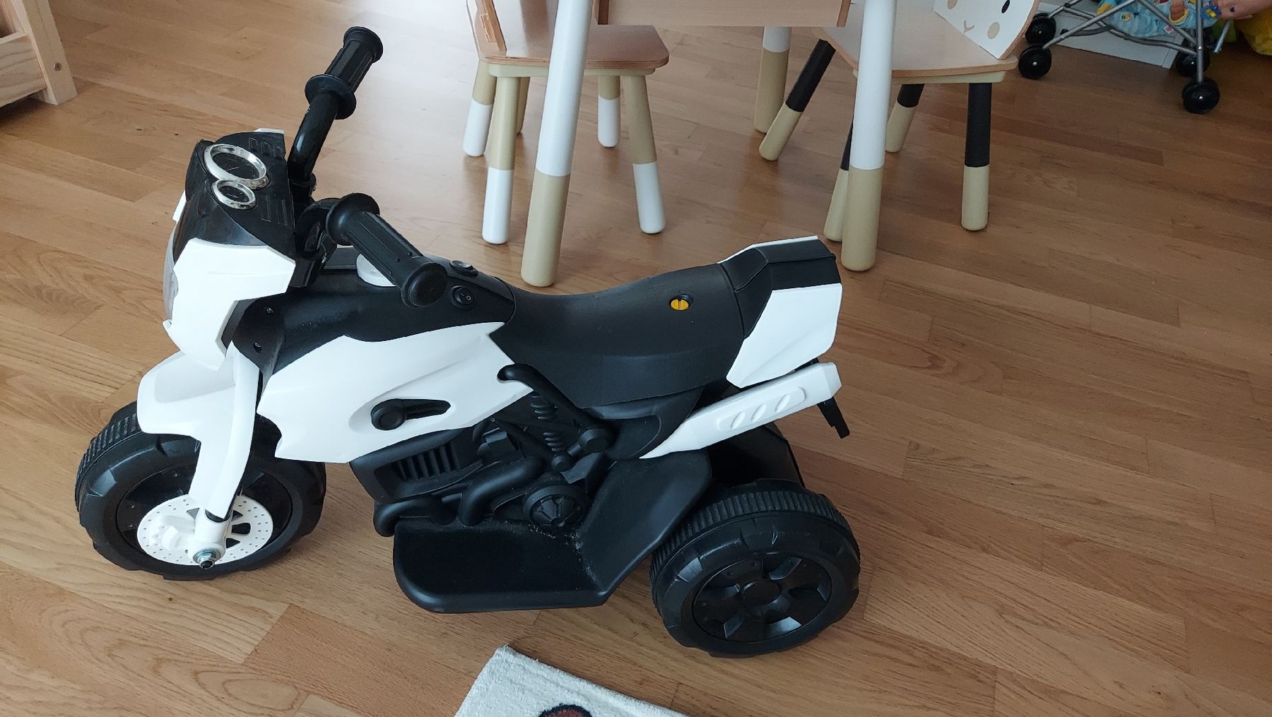 Veicoli per bambini: Moto électrique enfant - avec chargeur – Usato da Matran venduto da Swiss_Stuff_Store 2