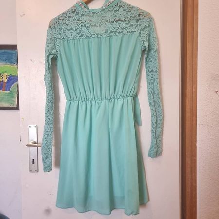 Türkises Spitzenkleid mit langen Ärmeln