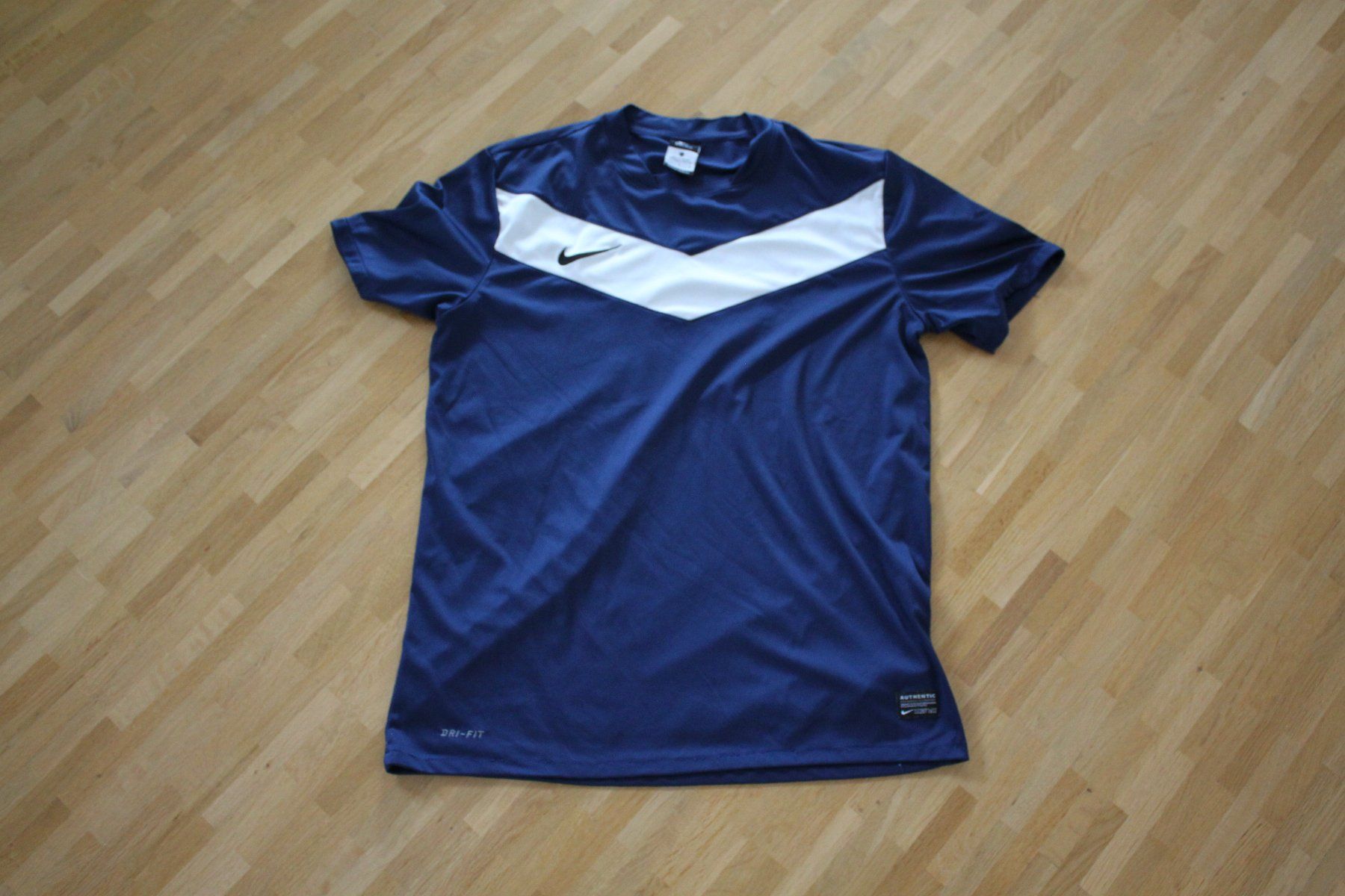 Leibchen & Hosen: Nike Sport Shirt L – Gebraucht aus Mörschwil von leg_yrn8