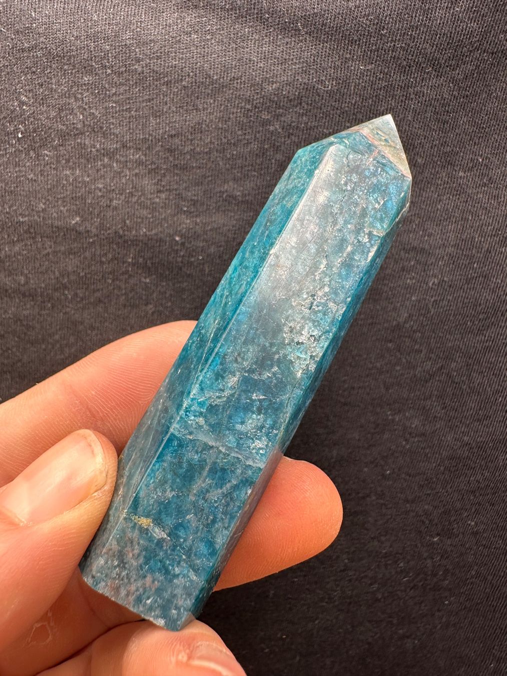 Minerali & Pietre curative: Blauer Apatit Obelisk, Turm, Spitze – Nuovo e nell'imballaggio originale da Männedorf venduto da Handschmeichler 2