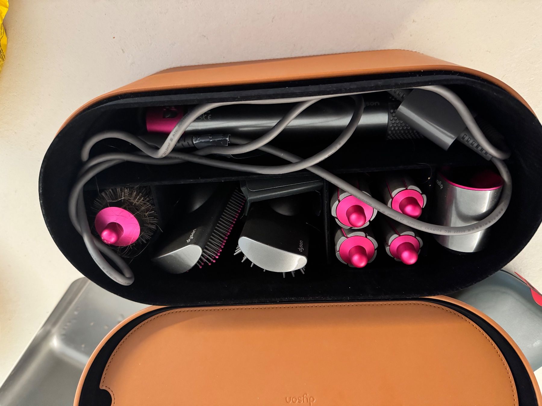 Dyson Asciugacapelli: Dyson Airwrap Complete Storage Case Leder Braun Schwarz – Usato da Wiedlisbach venduto da ammanng 1