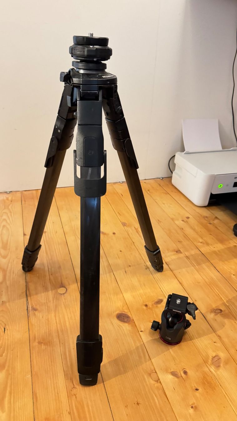 Manfrotto Stative & Köpfe: Manfrotto ONE with  Tripod with Ball Head – Gebraucht aus Buckten von Benjaminbuckten