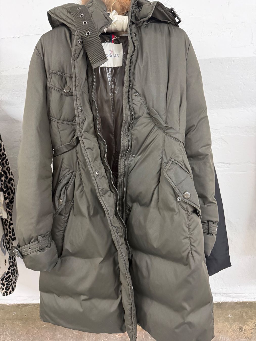 Moncler Cappotti: Moncler Parka mit Fellkapuze – Usato da Lutzenberg venduto da Schatzkiste88 7