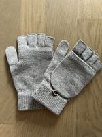 Warme, graue Strickhandschuhe mit Fingerkuppen