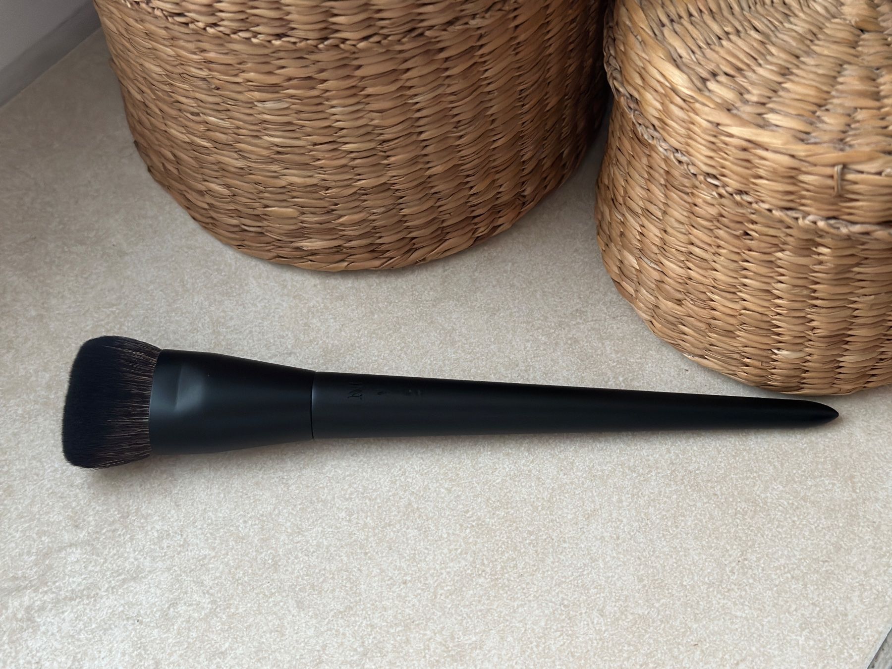 Make-up: MORPHE V102 - DENSE EDGED FOUNDATION BRUSH Pinsel, NEU – Nuovo e nell'imballaggio originale da Zürich venduto da methee1107