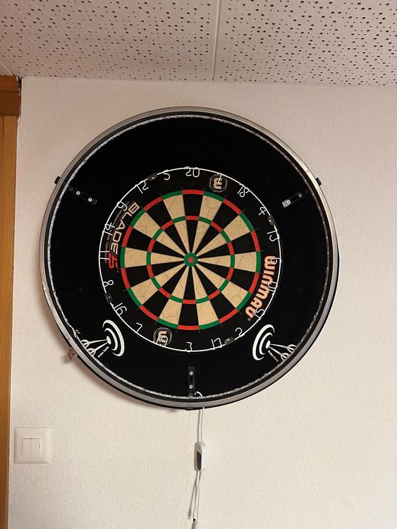 Dart Winmau Blade 6 Surround Bundle Beleuchtung und 9 Pfeile Kaufen