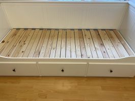 Ikea Hemnes Bett ohne Matratze.