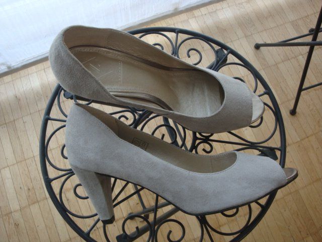 Damenschuhe: hellgrauer Veloursleder Pumps – Gebraucht aus Thun von Ereli47 4