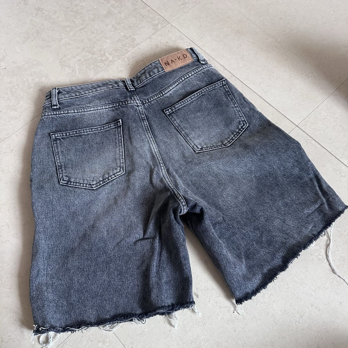 Na-kd Hosen: NA-KD Jorts, Gr. 38 – Gebraucht aus Solothurn von coexism 2