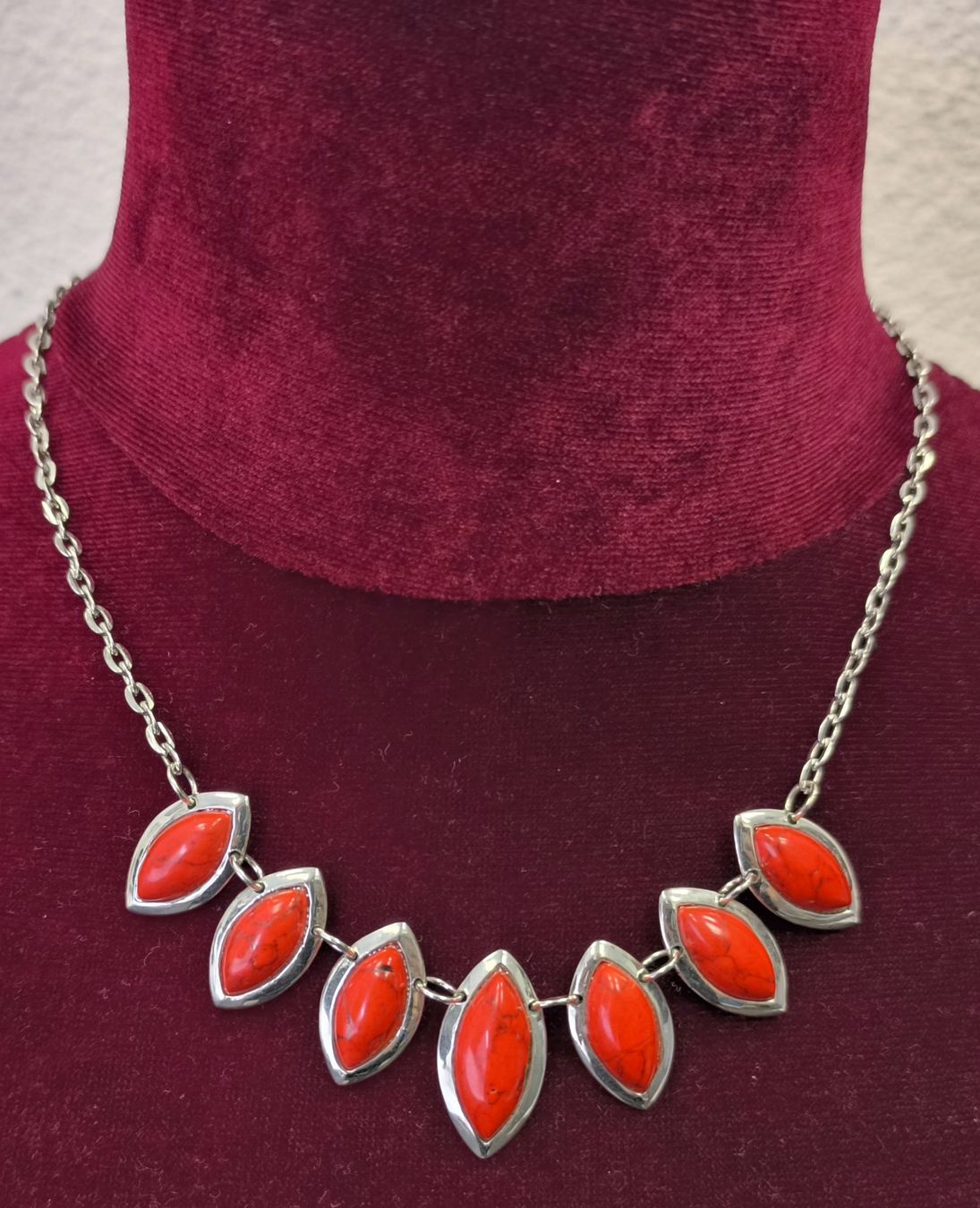 Autres bijoux: 3x Halskette im silberfarbenen Collier-Stil – D'occasion à Rüti ZH par Restwert_Rueti_ZH 4