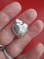 Es ist ein Herzen Anhänger aus  silber wo sich öffnet.