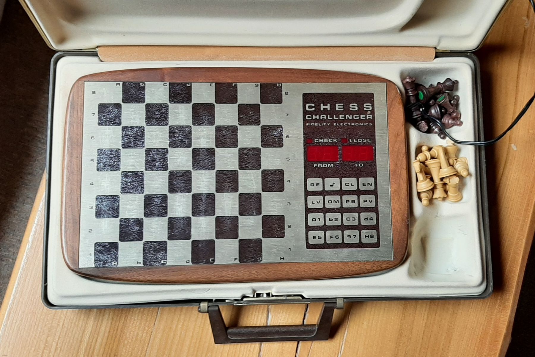 Giochi: ordinateur jeu d'echec – Usato da Monthey venduto da ficelles 4