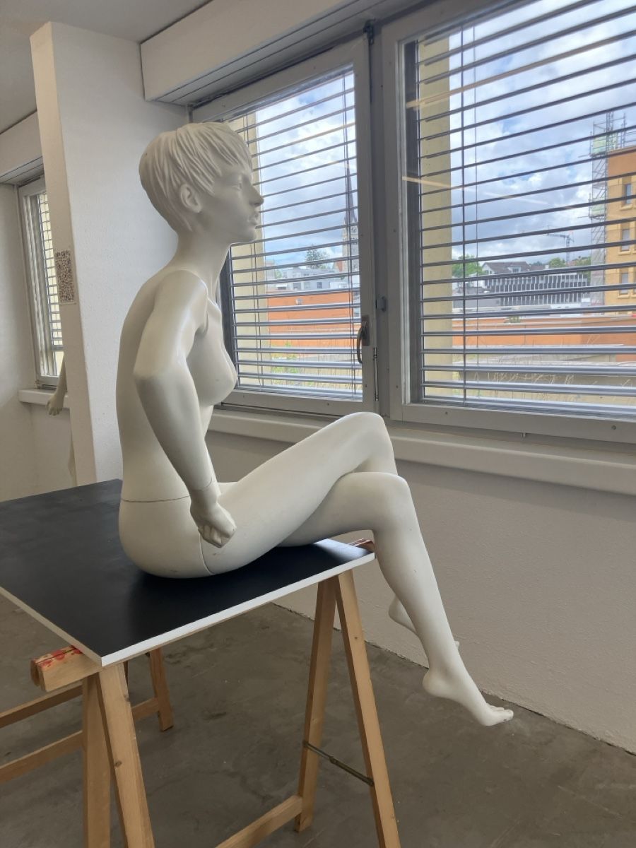 Altro in Decorazioni & Accessori: Schaufensterpuppe Frau sitzend – Usato da Zürich venduto da eti_6pbl