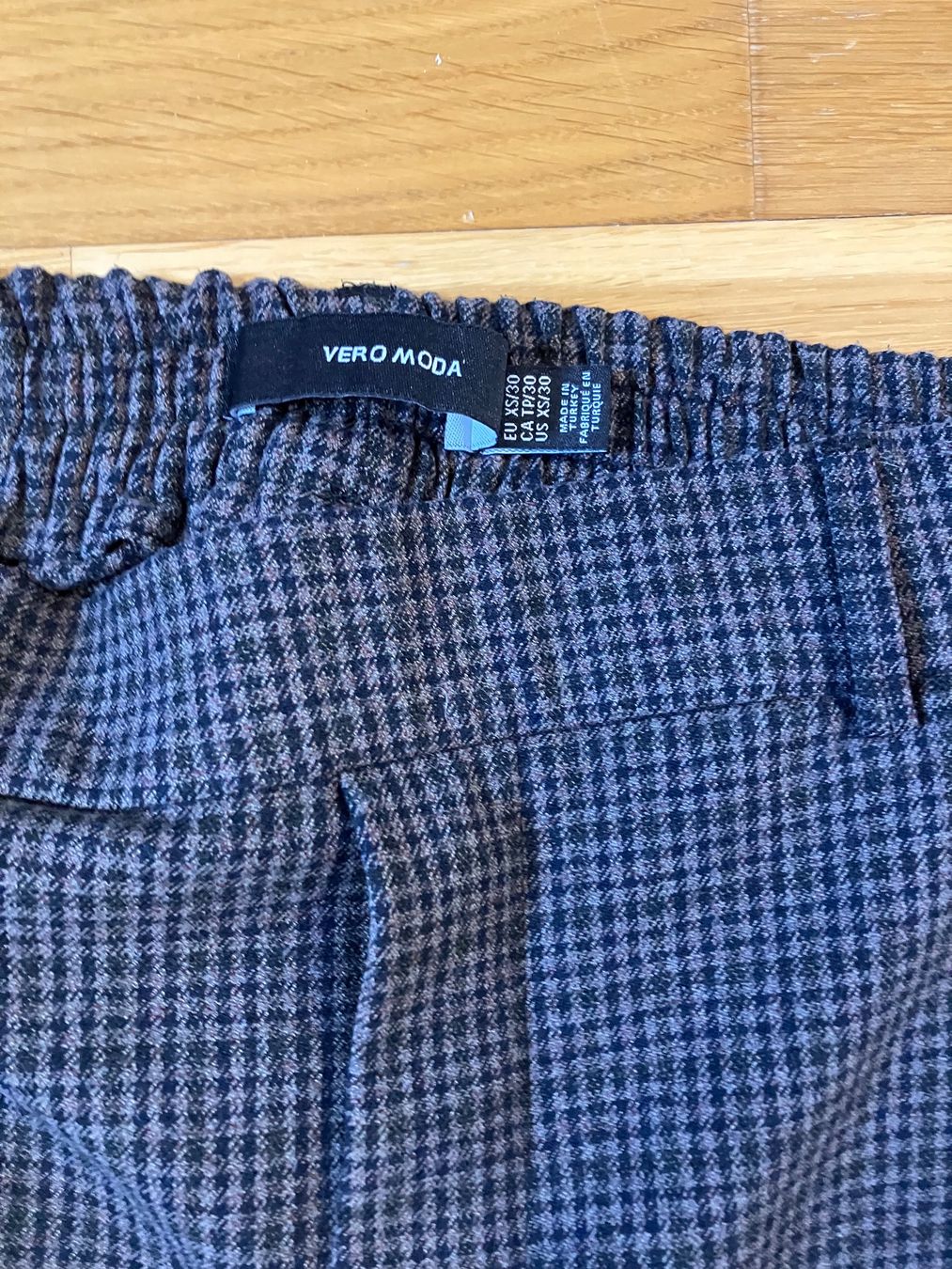 Vero Moda Pantaloni: Zwei Stoffhosen XS - S – Usato da Simplon Dorf venduto da fraueulalia 1