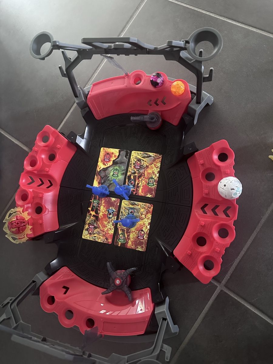 Jouets: Bakugan arena. – D'occasion à Laupen BE par Smythe