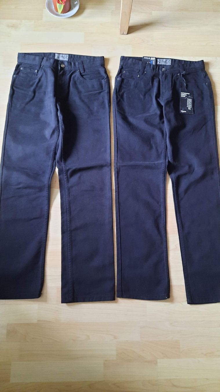 Jeans: 2 schwarze Jeans Denim Gr: 30 / 32 – Usato da Chur venduto da Erasi