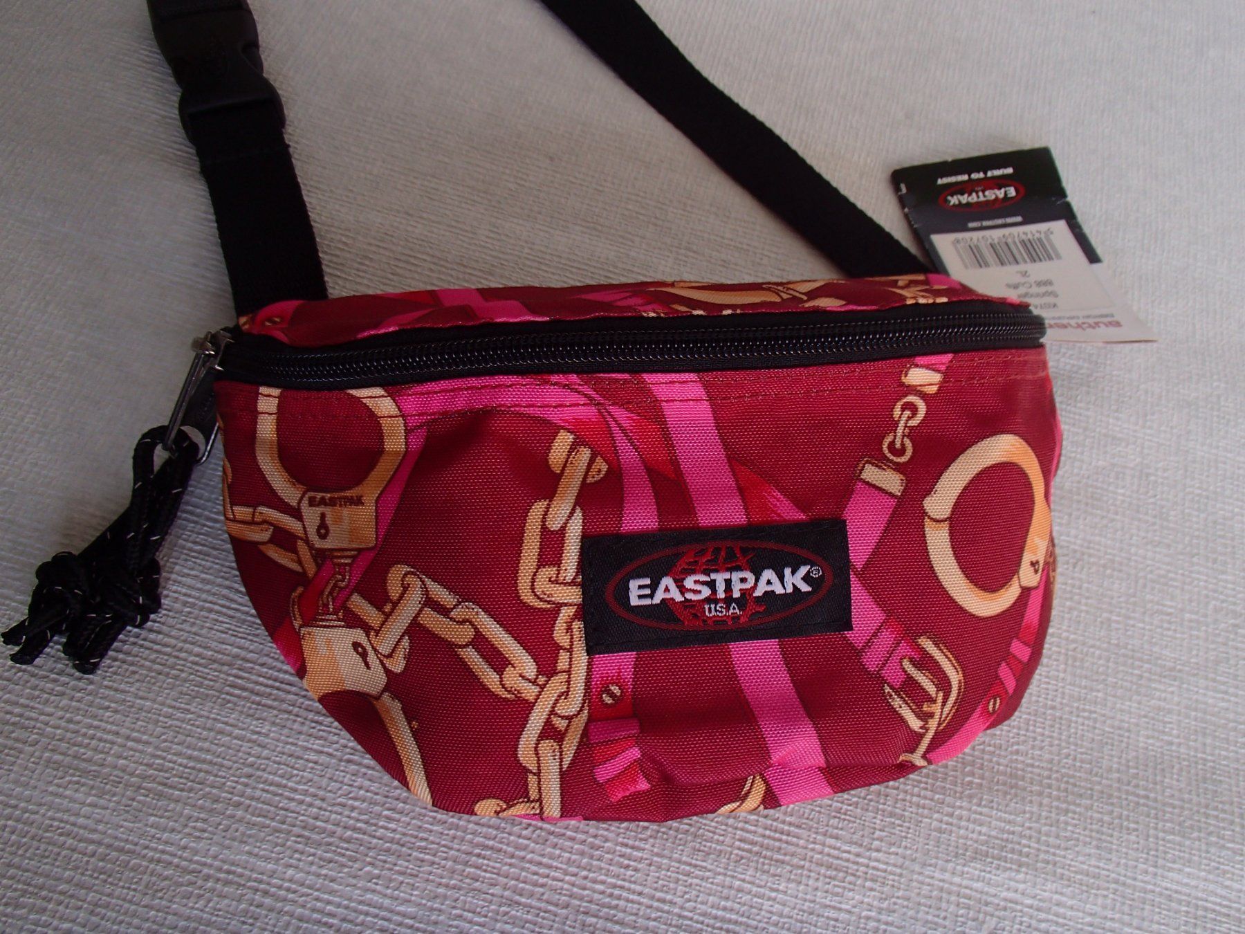 Eastpak Taschen für Damen: kleine rote EASTPAK Bauch-oder Umhängetasche Handschellen – Neu und originalverpackt aus Schöfflisdorf von pullux