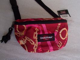 kleine rote EASTPAK Bauch-oder Umhängetasche Handschellen