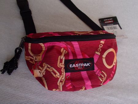 kleine rote EASTPAK Bauch-oder Umhängetasche Handschellen