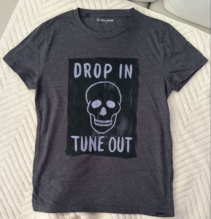 T-Shirt Volcom motif crâne taille S/P gris chiné