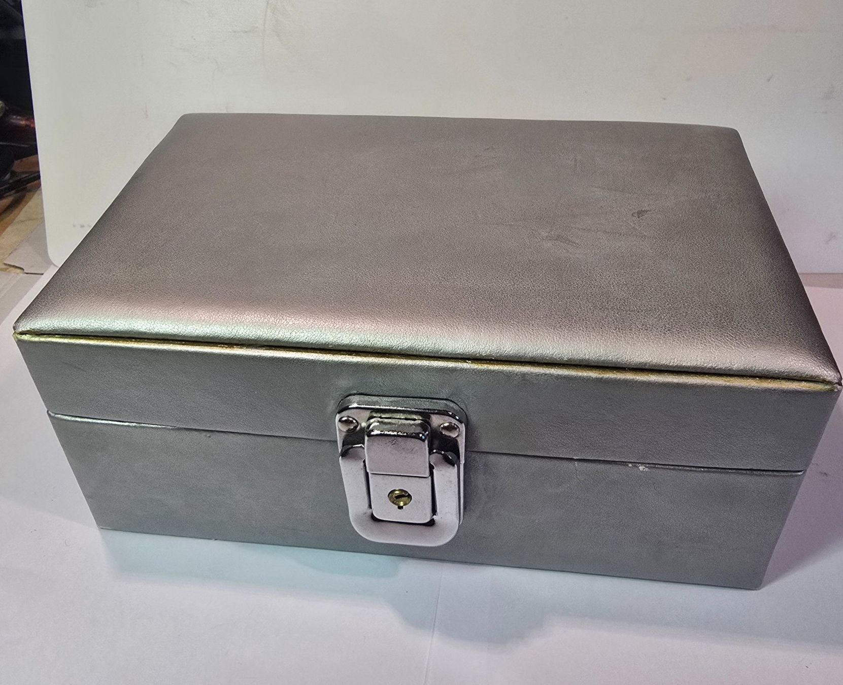Autres bijoux: Kleine Schmuckbox mit Modeschmuck – D'occasion à Ennetbürgen par 50shafali53 2