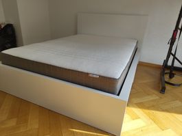 Bettgestell weiss mit Schubladen und Matratze 140x200cm